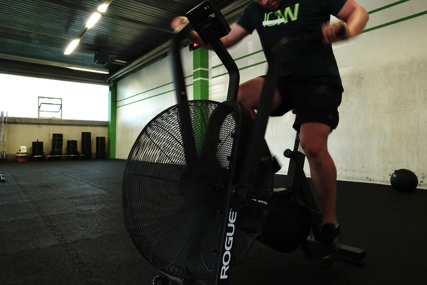 Athlet auf einem Rogue Assault Bike