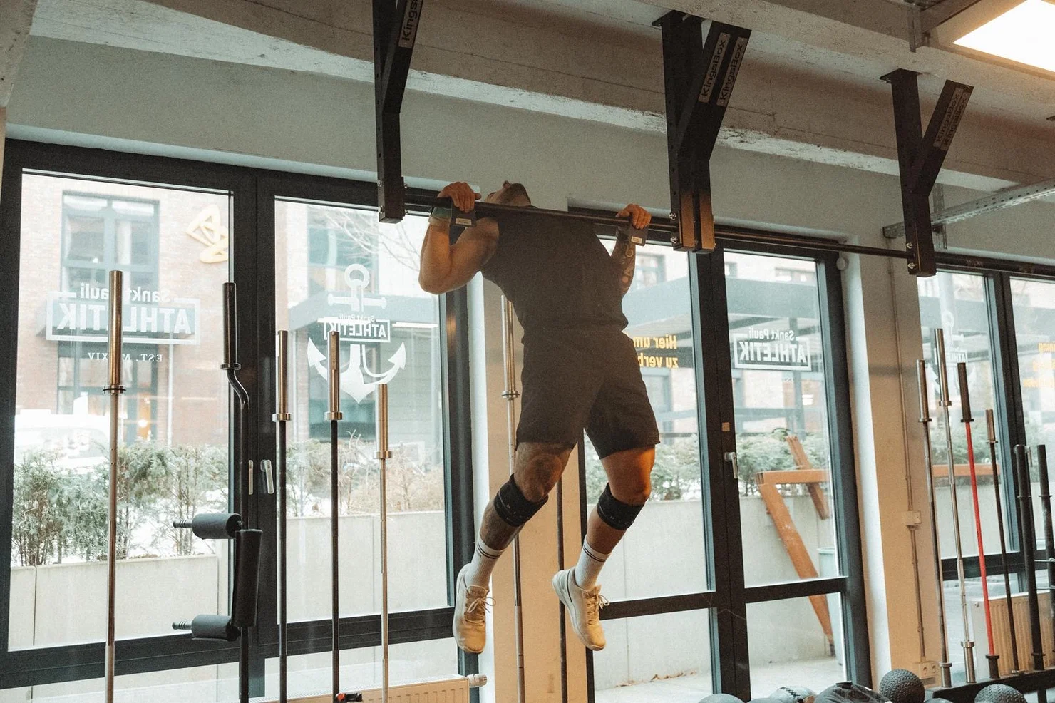 Athlet bei Chest-to-Bar-Pull-ups