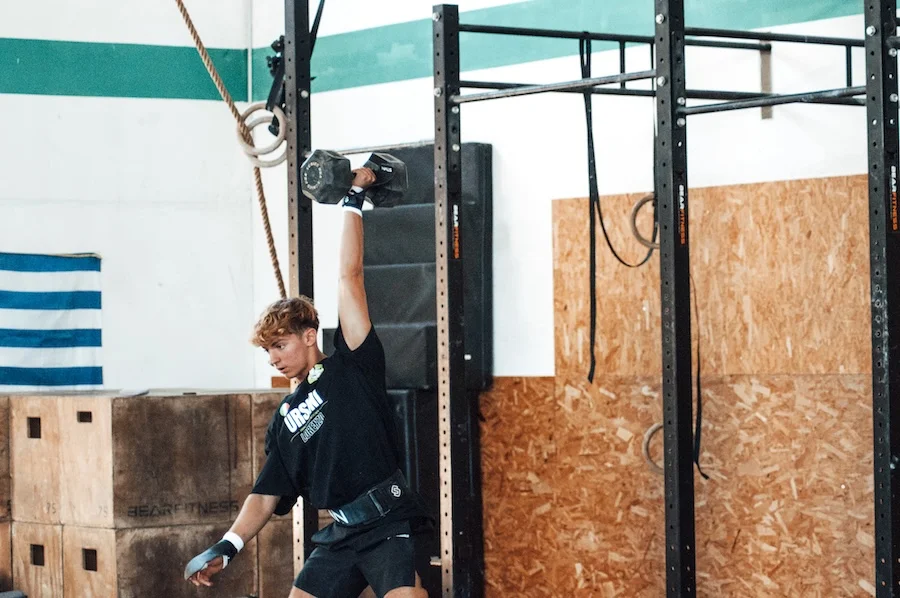 Athlet bei Dumbbell Snatches