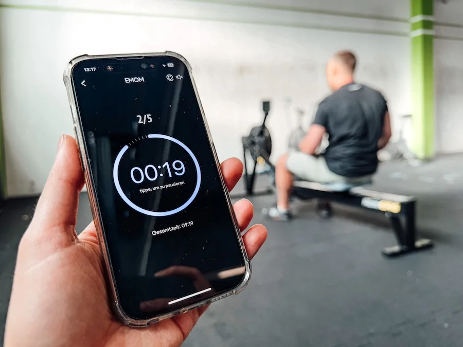 Athlet bei einem Ruder-Workout auf Zeit mit dem SmartWOD Timer