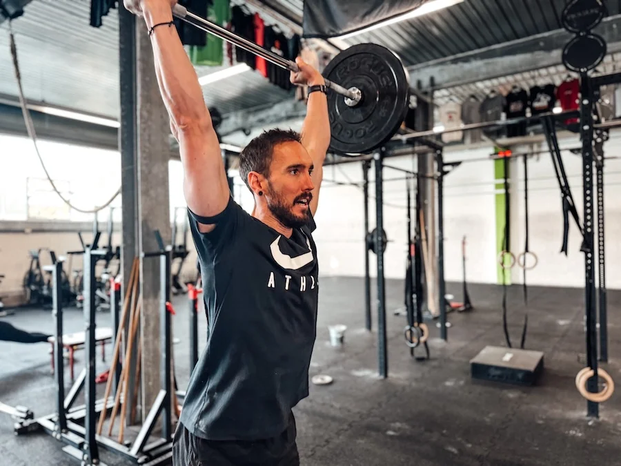 Athlete performing a thruster
