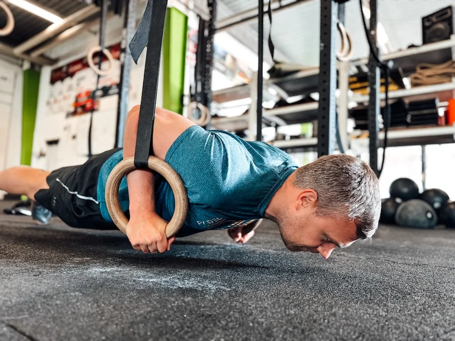 Athlet bei Push-ups auf Ringen
