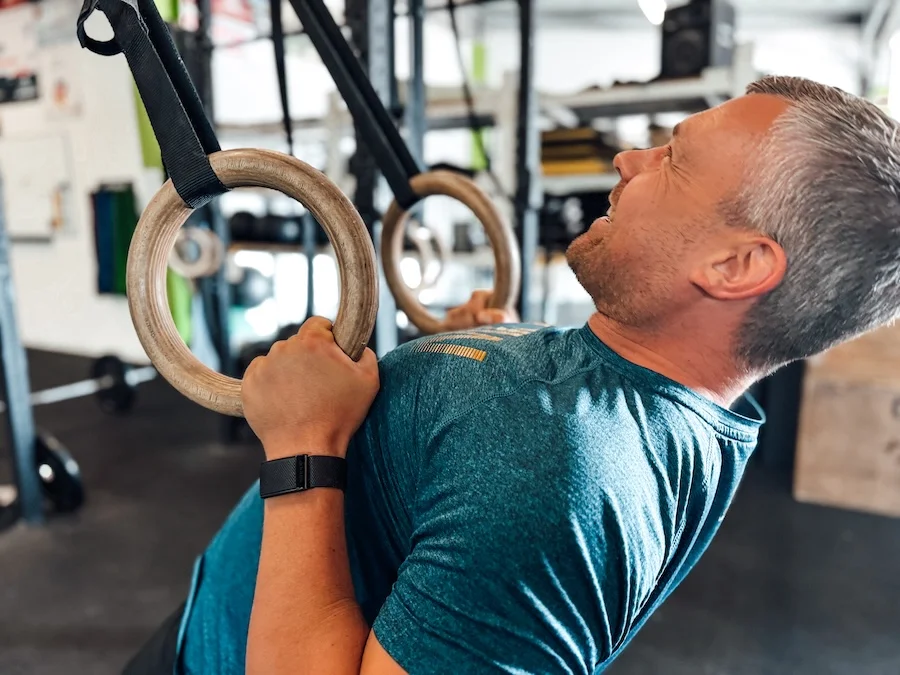 Athlet bei Ring Rows