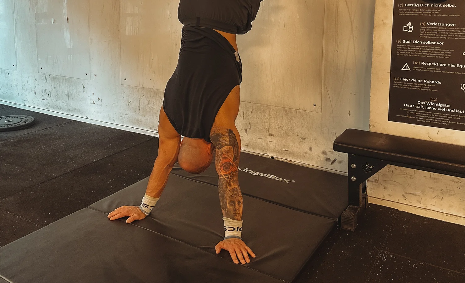 Athlet bei Wall Walks