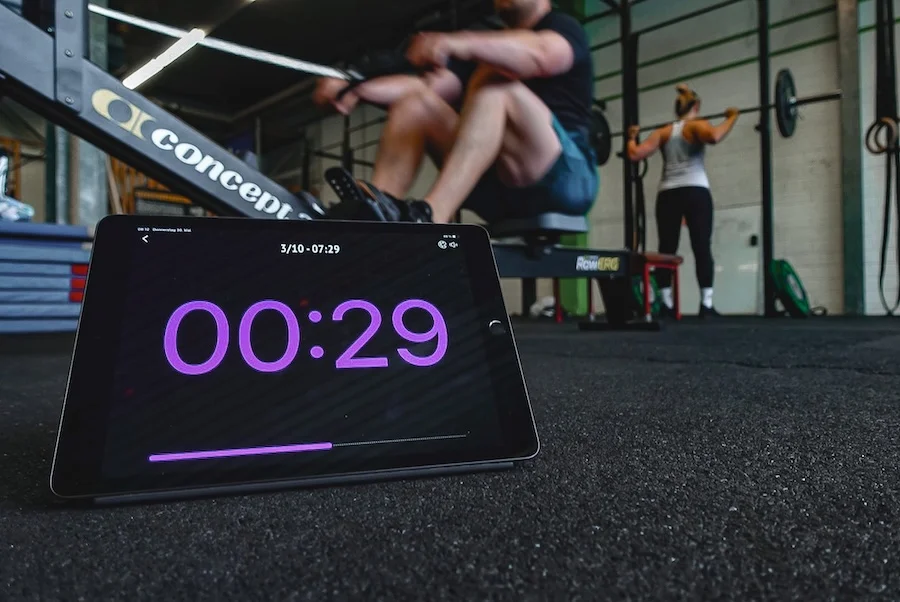 Athlet beim Rudern mit dem SmartWOD Timer