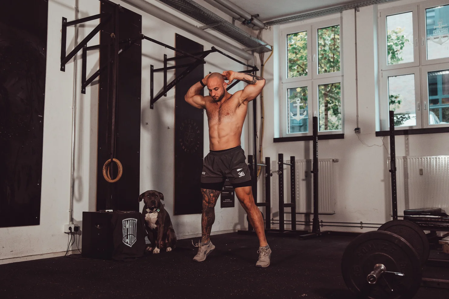 Athlet, der Burpees macht