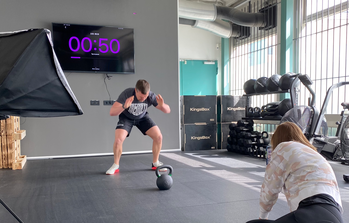 Athlet, der ein EMOM mit dem SmartWOD Timer macht