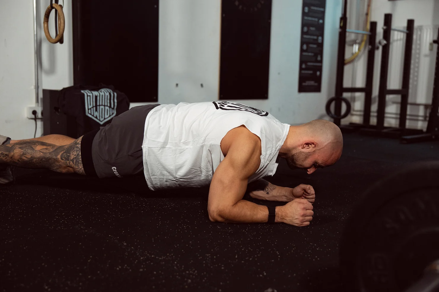 Athlet, der einen Plank macht