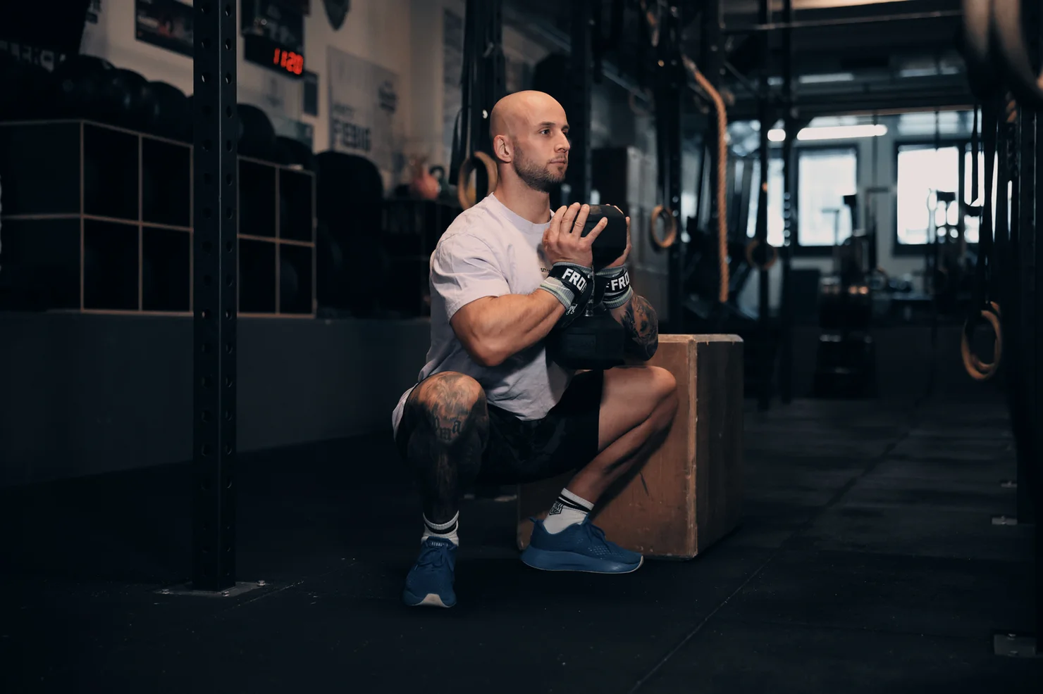 Athlet, der mit einer Kettlebell trainiert