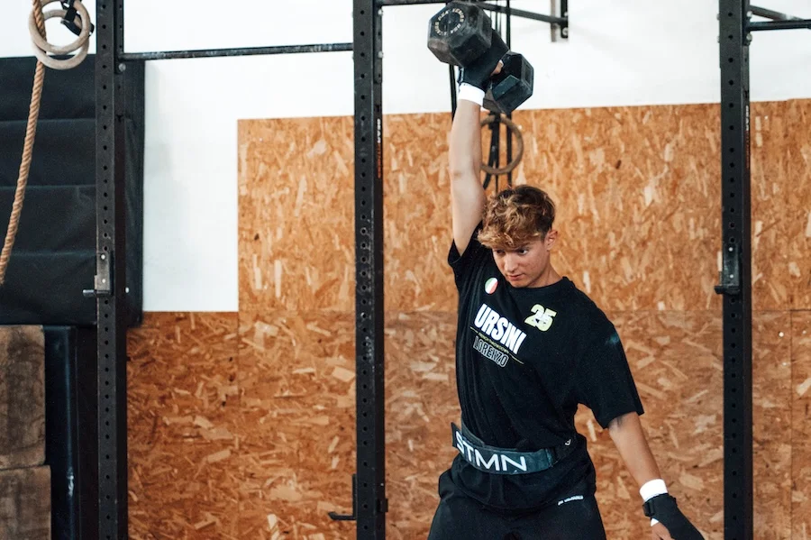 Athlet macht Dumbbell Snatches