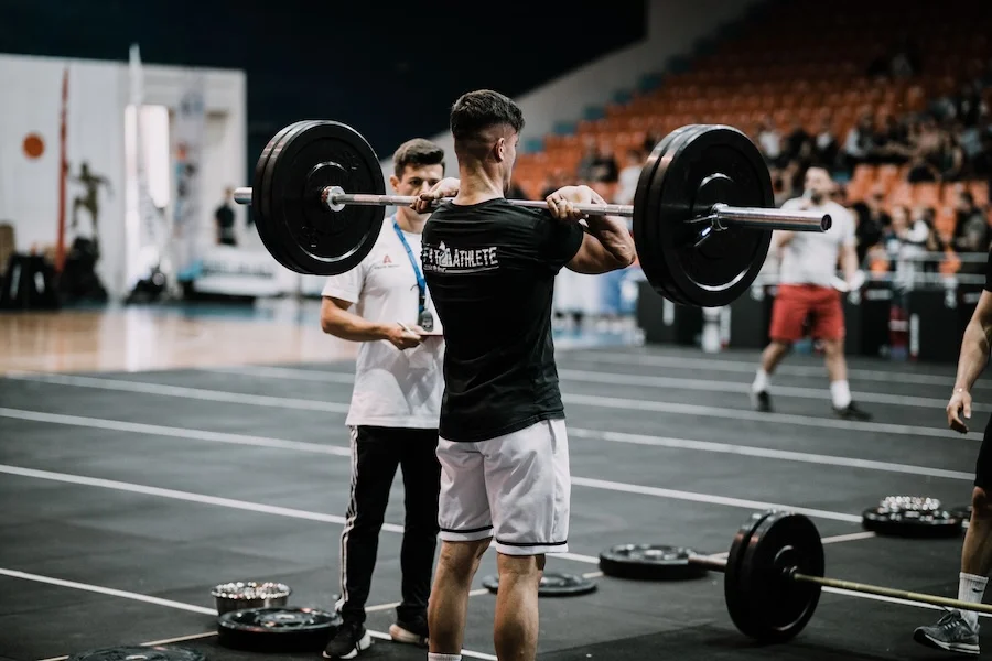 Athlet mit einer Langhantel bei einer Fitness Competition