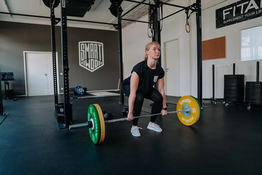 Athletin, die Kreuzheben macht