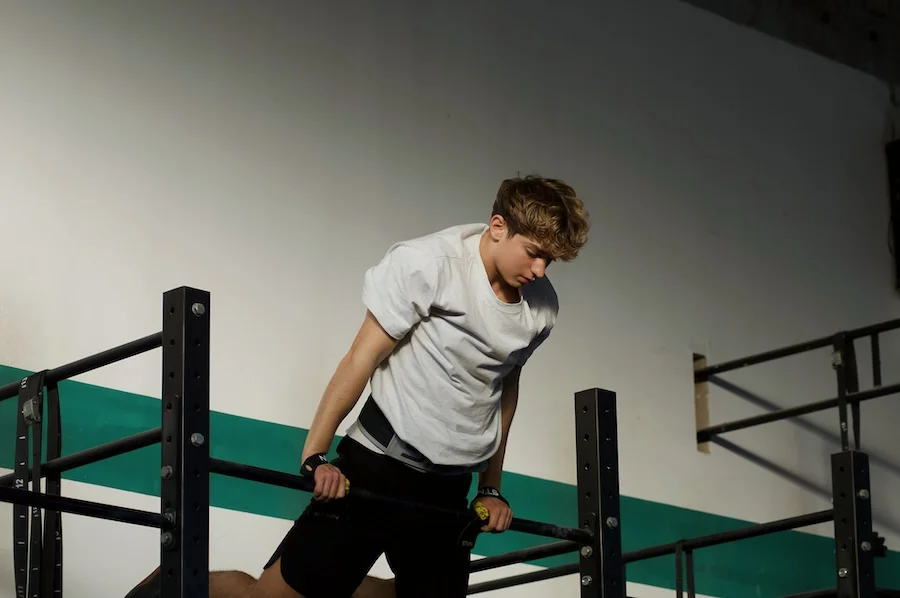 Athlet bei Bar Muscle-Ups
