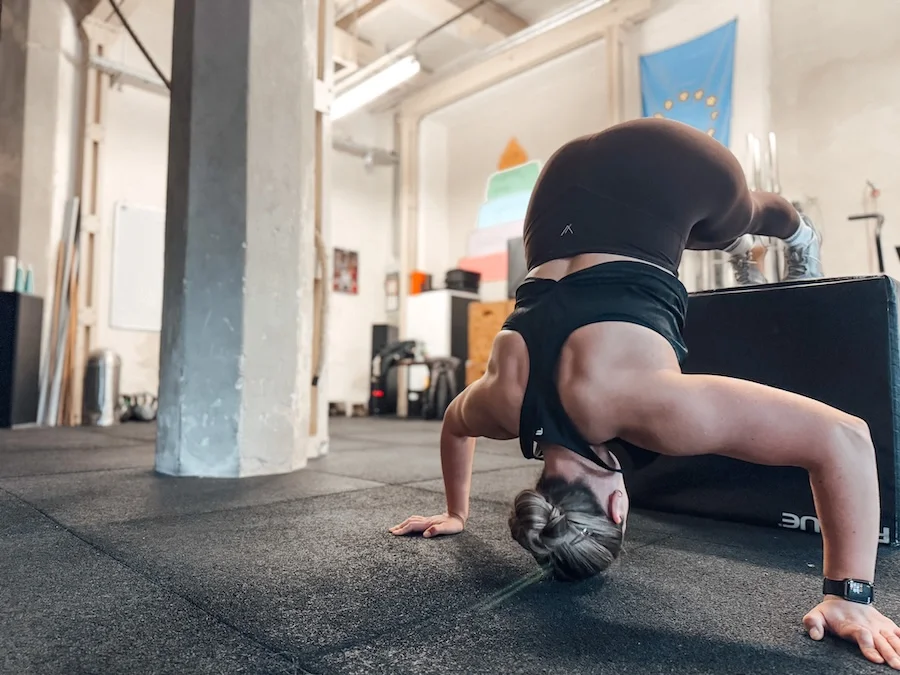 Athletin bei Pike Push-ups