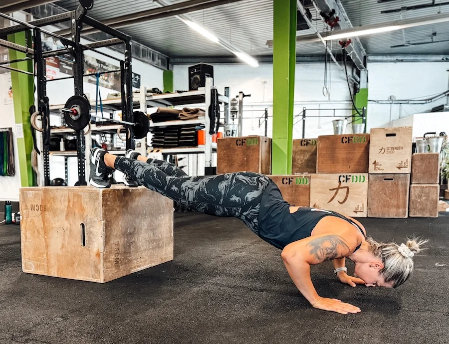 Athletin bei Push-ups von einer Plyo Box