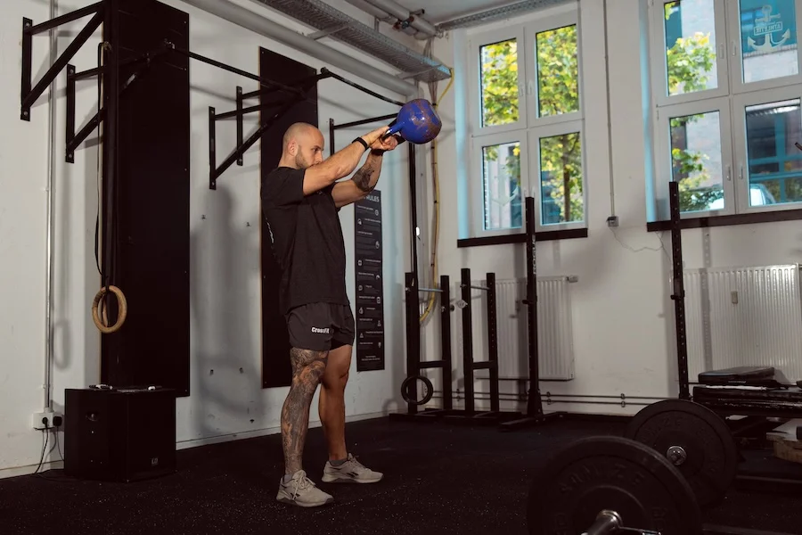 Athlet macht Russian Kettlebell Swings