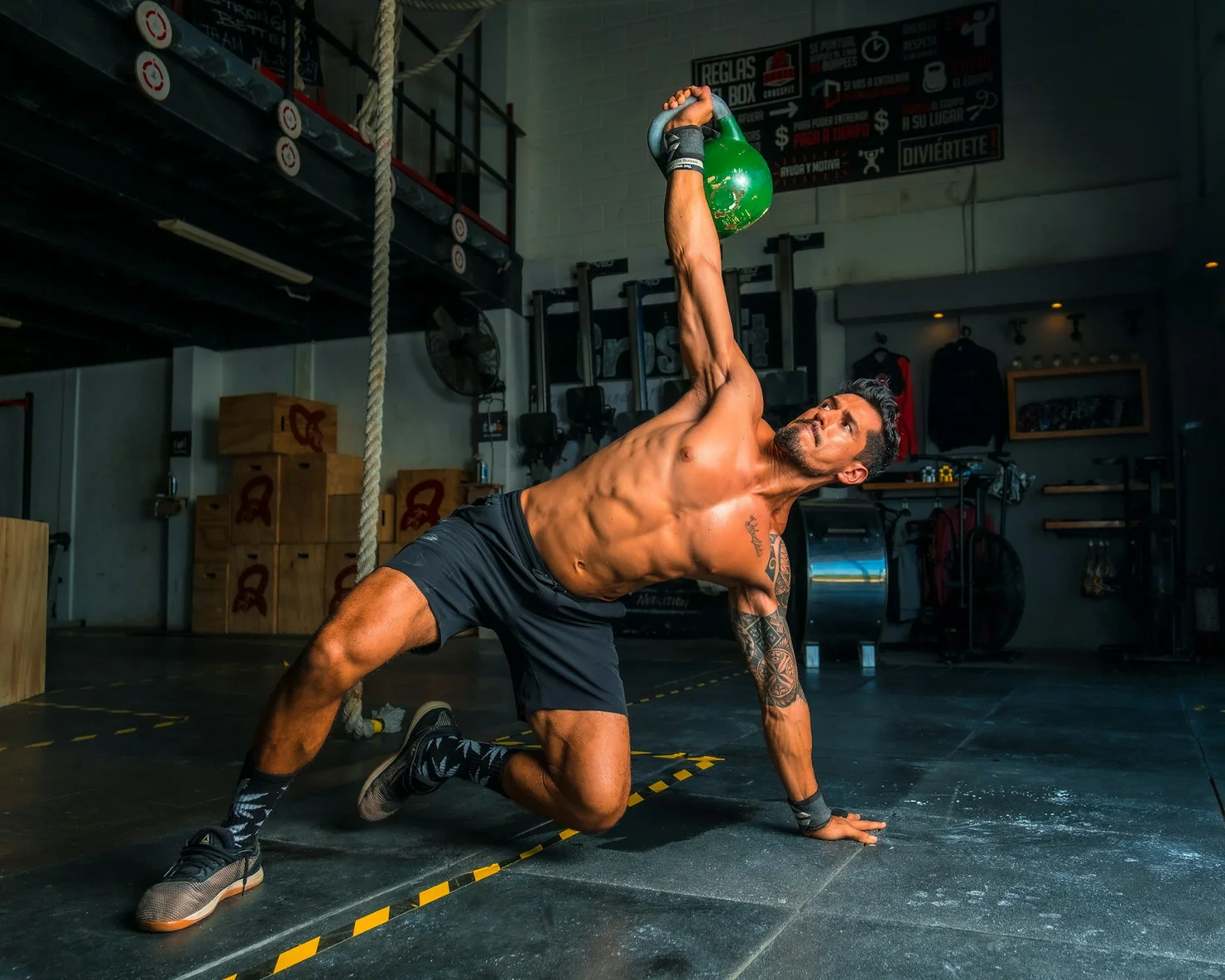 Sportler, der mit einer Kettlebell Turkish-Get-ups macht