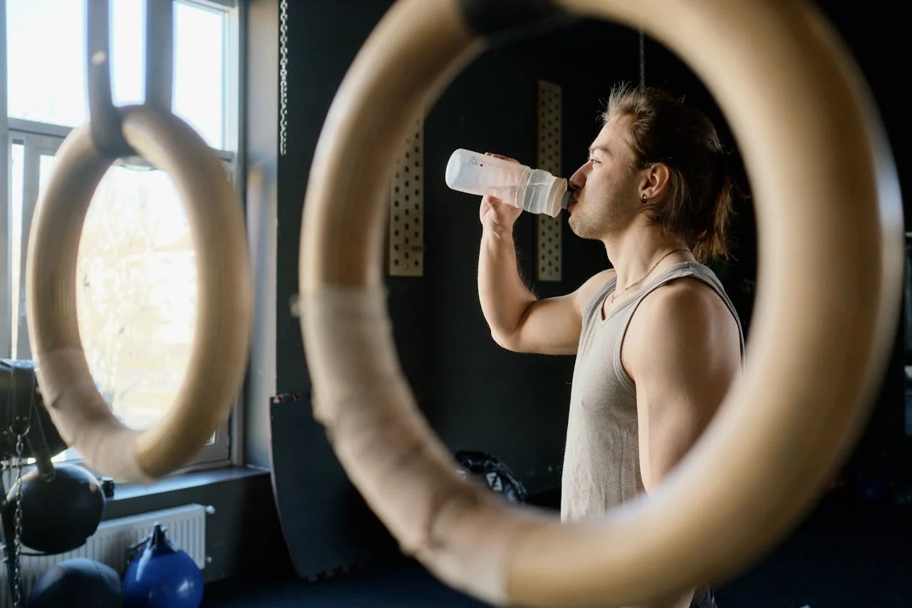 Sportler, der aus einer Wasserflasche trinkt