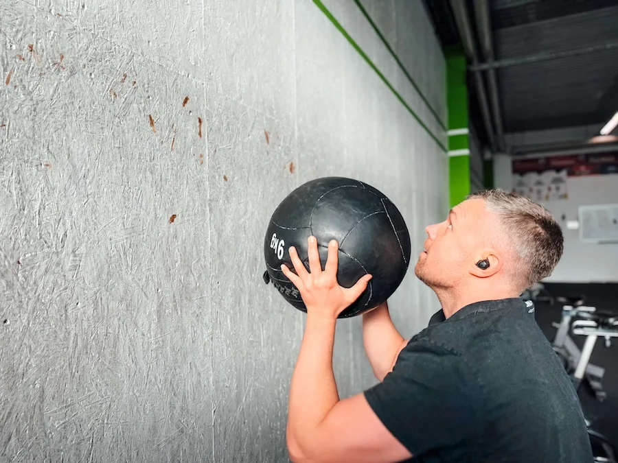 Athlet beim CrossFit Workout Karen