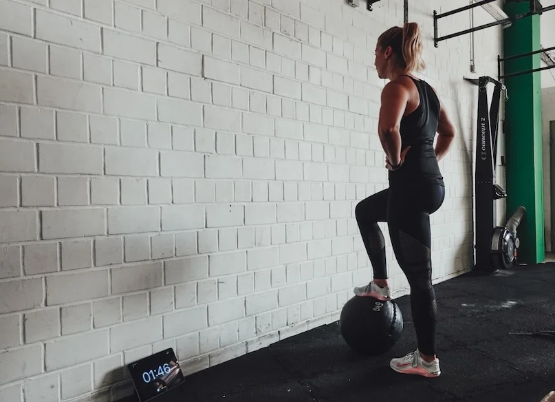 Athletin beim CrossFit Workout Karen