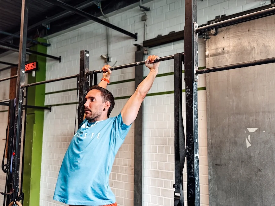 Athlet bei einem Chest-to-Bar-Pull-up