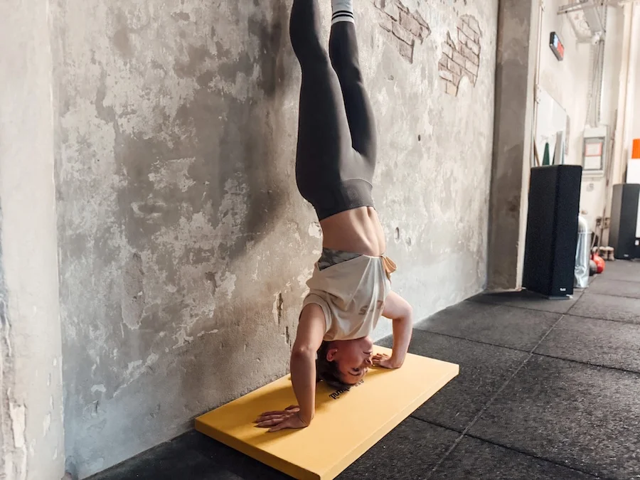Athletin bei Handstand Push-ups
