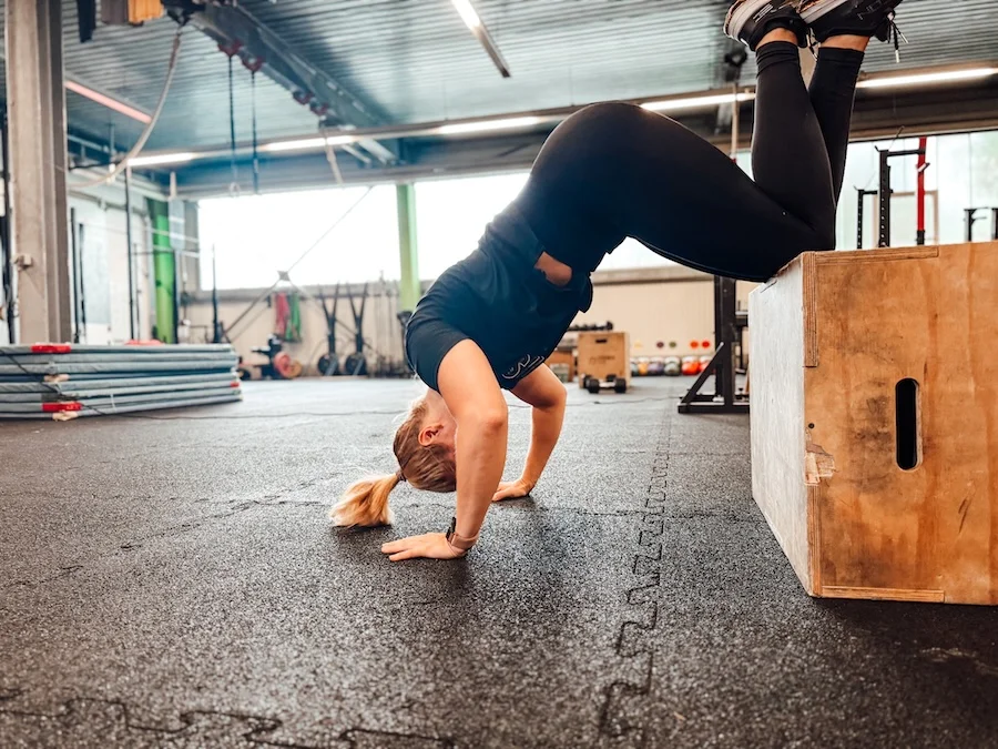 Athletin bei Pike Push-ups