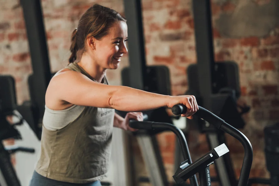 Athletin, die ihre Ausdauer trainiert