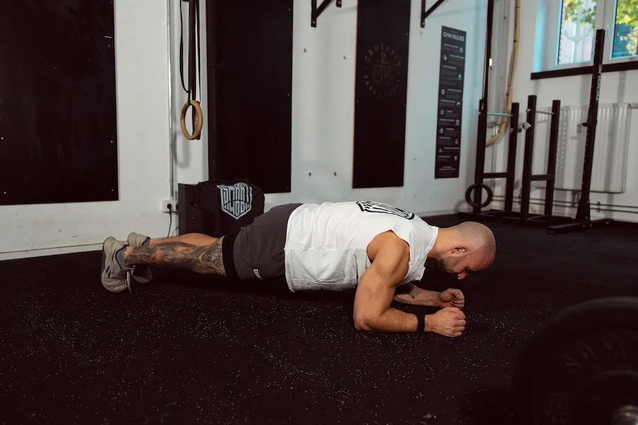Athlet trainiert seinen Core mit einem Plank