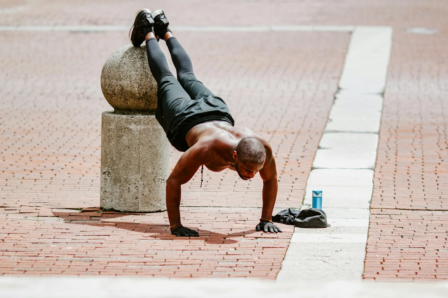 Athlete who does difficult push-ups