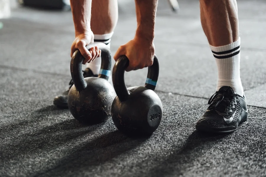 Athlet mit zwei Kettlebells