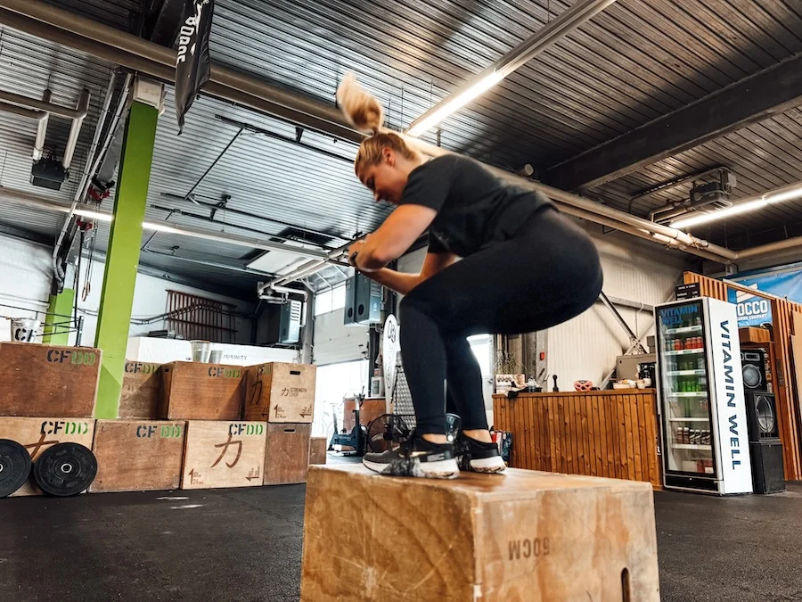 Athletin bei Box Jumps