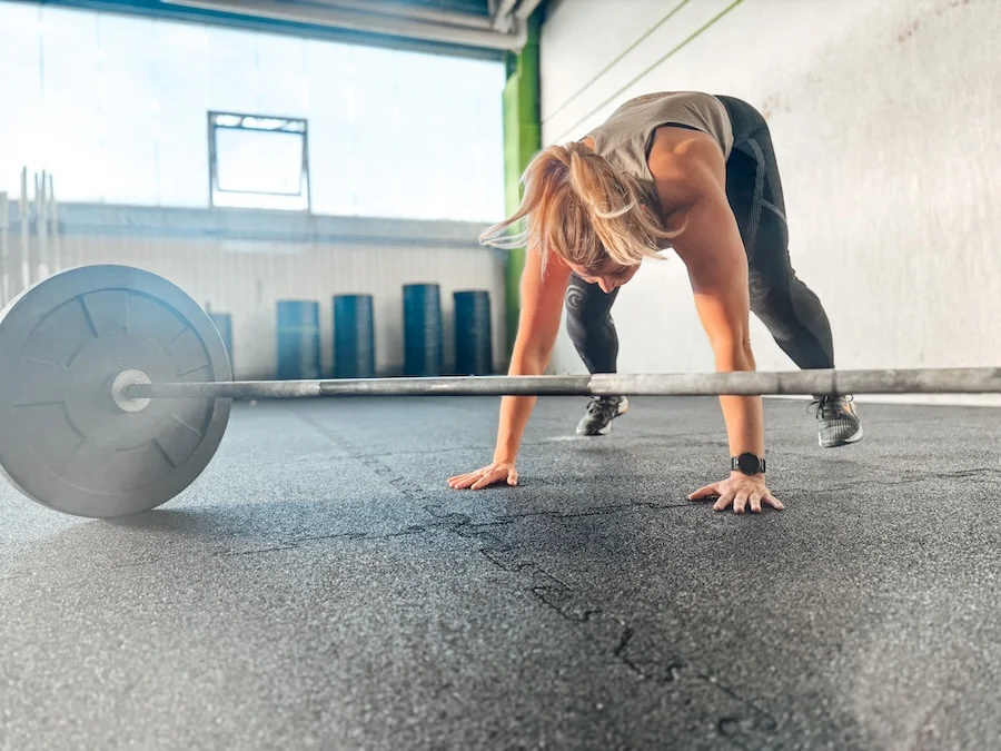 Athletin bei Burpees