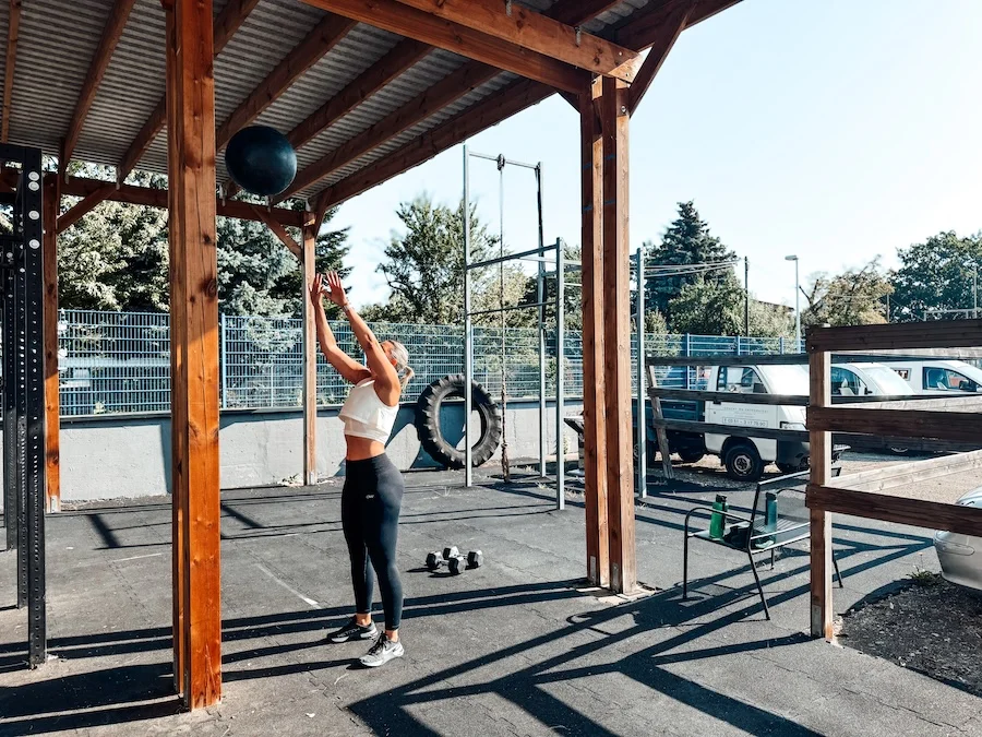 Athletin bei Wall Balls