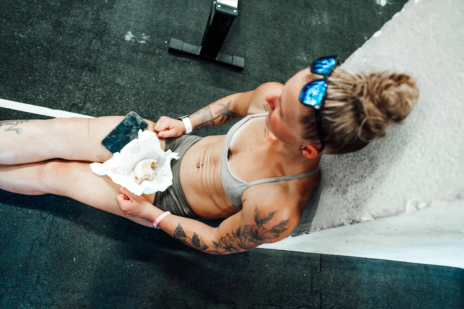 Athletin, die nach einem Workout isst
