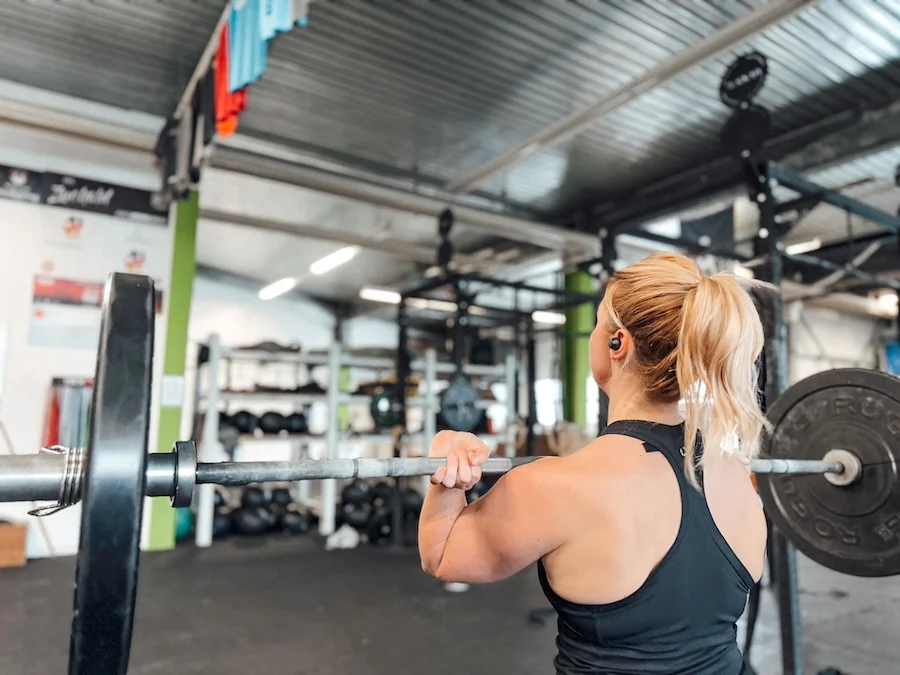 Athletin beim Krafttraining