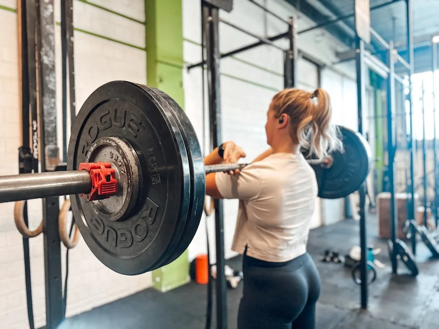 Athletin beim Training mit einer Langhantel