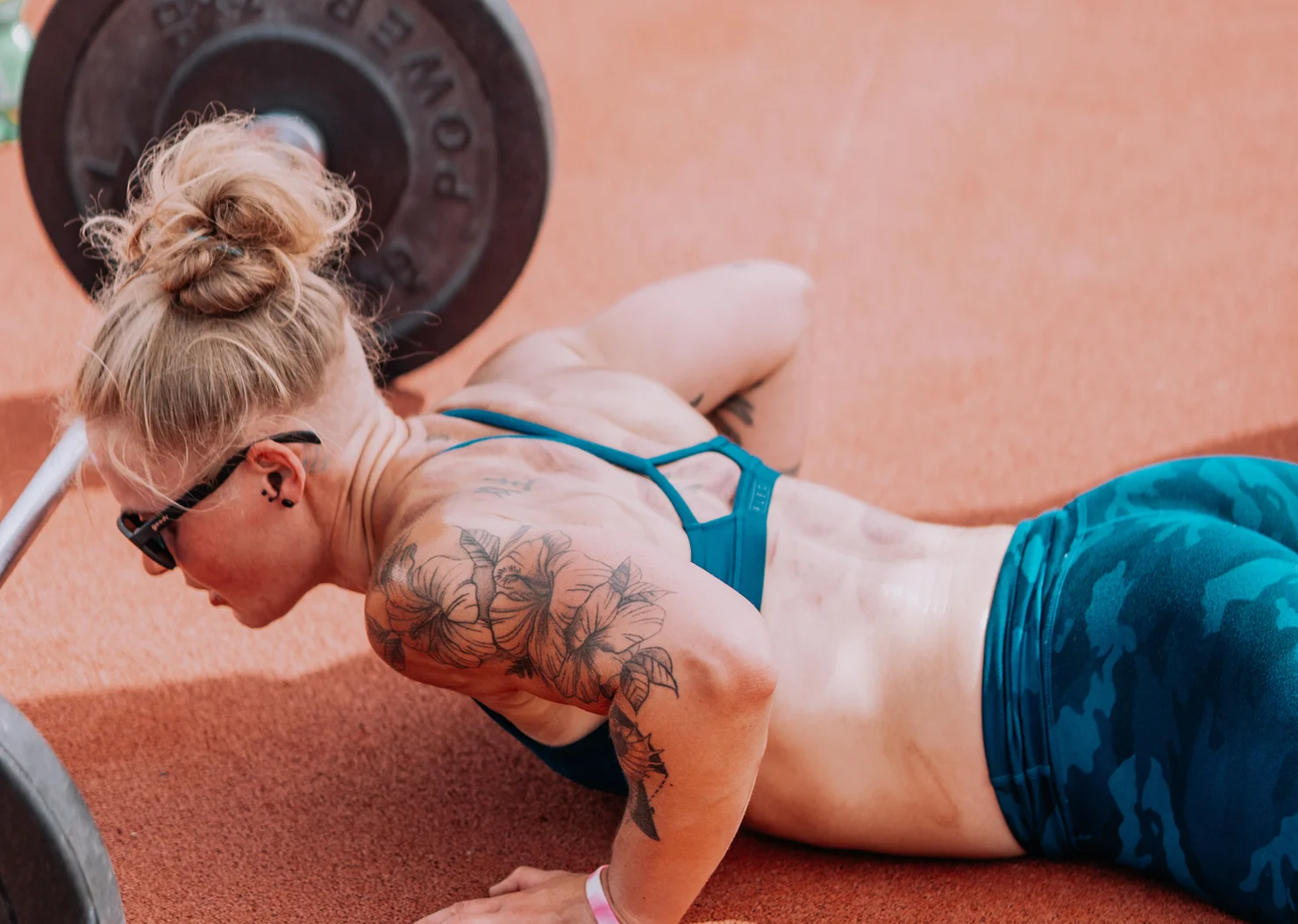 Athletin, die Burpees macht