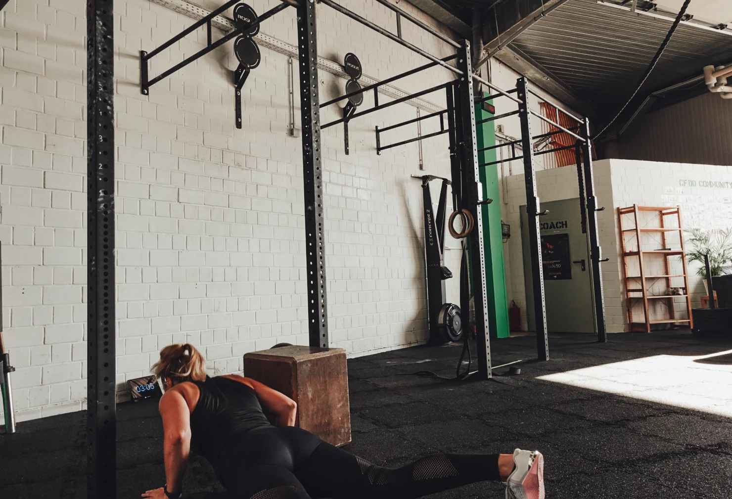 Athletin, die Burpees macht