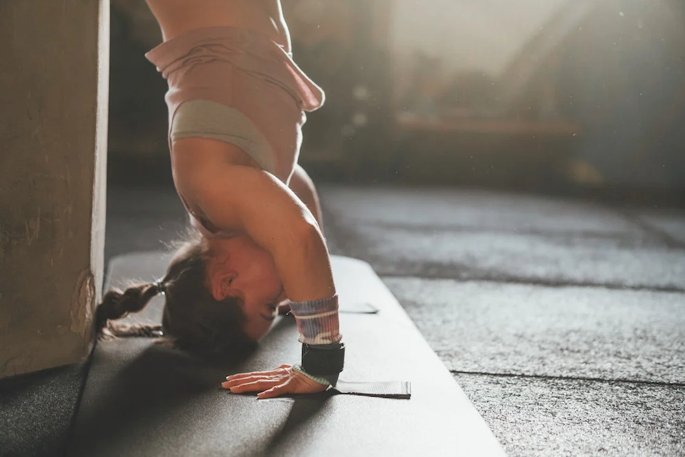 Athletin, die Handstand macht
