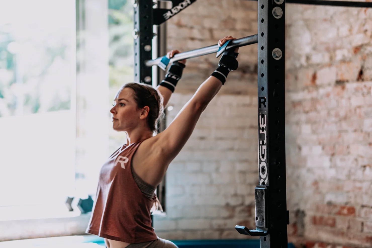 Female athlete doing Kipping Pull-ups