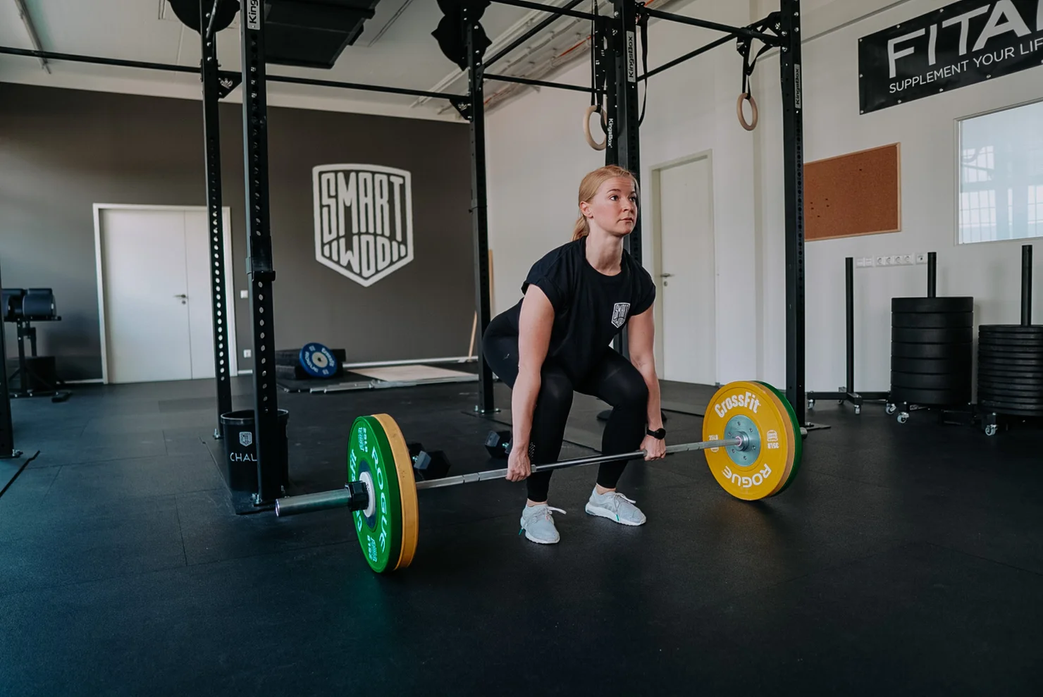 Athletin, die Kreuzheben mit einer Langhantel macht