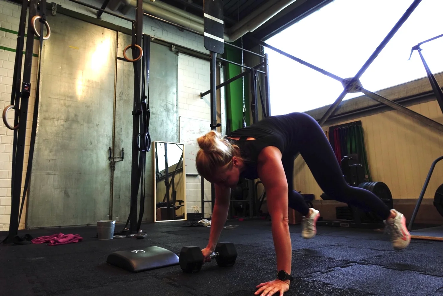Athletin, die mit einer Hantel trainiert