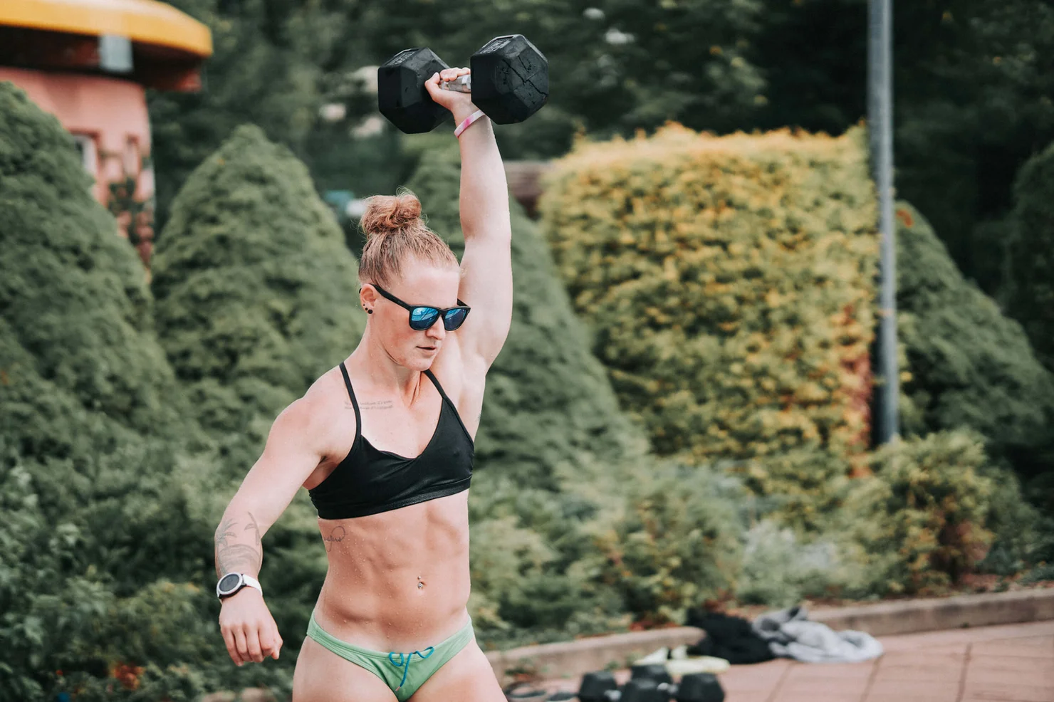 Athletin, die mit einer Kurzhantel trainiert