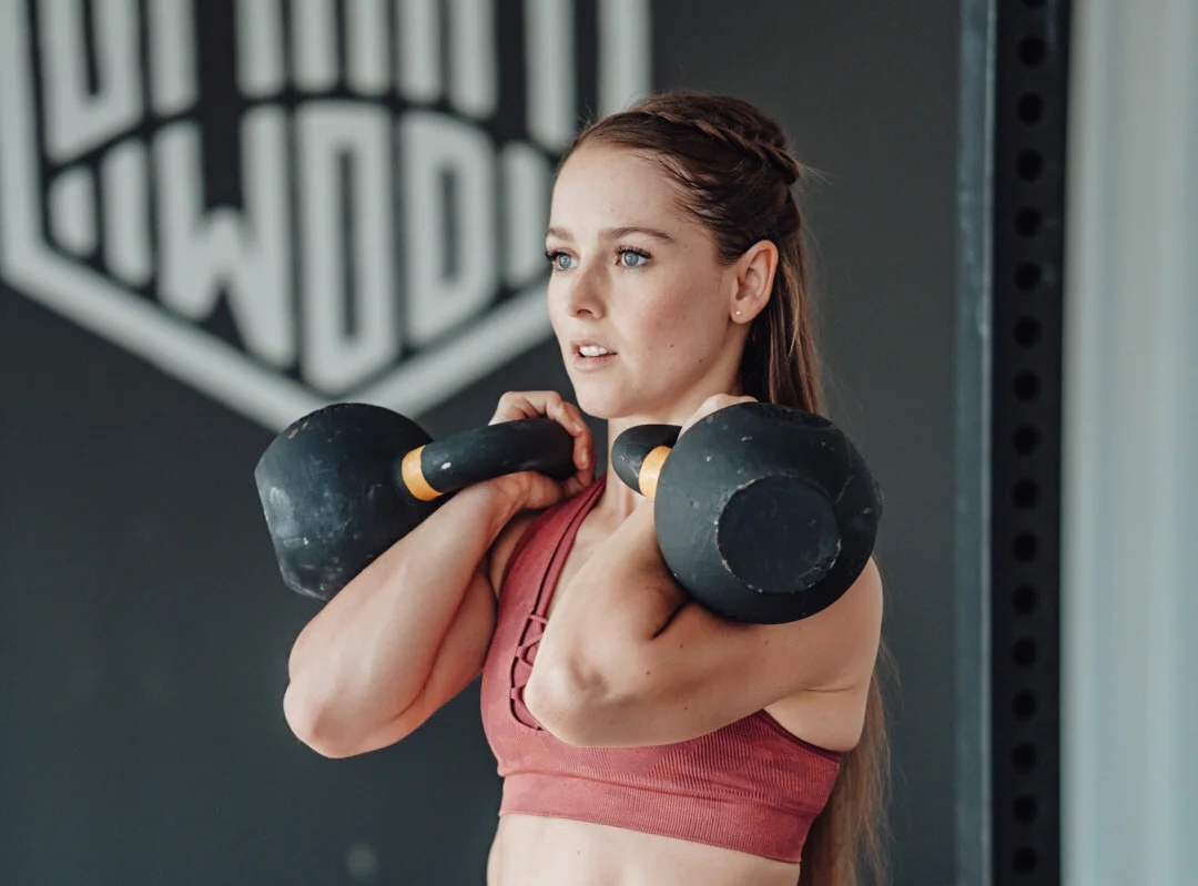 Athletin, die mit Kettlebells trainiert