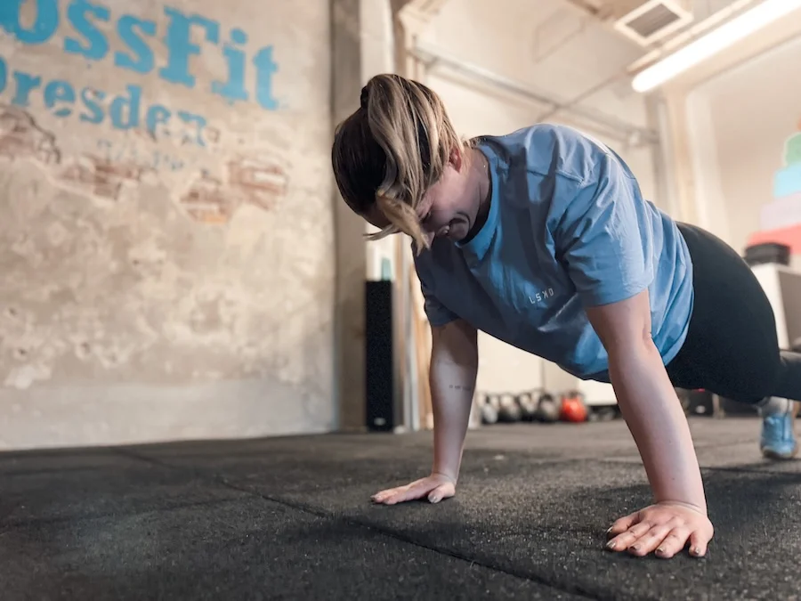 CrossFit-Anfängerin bei Push-ups