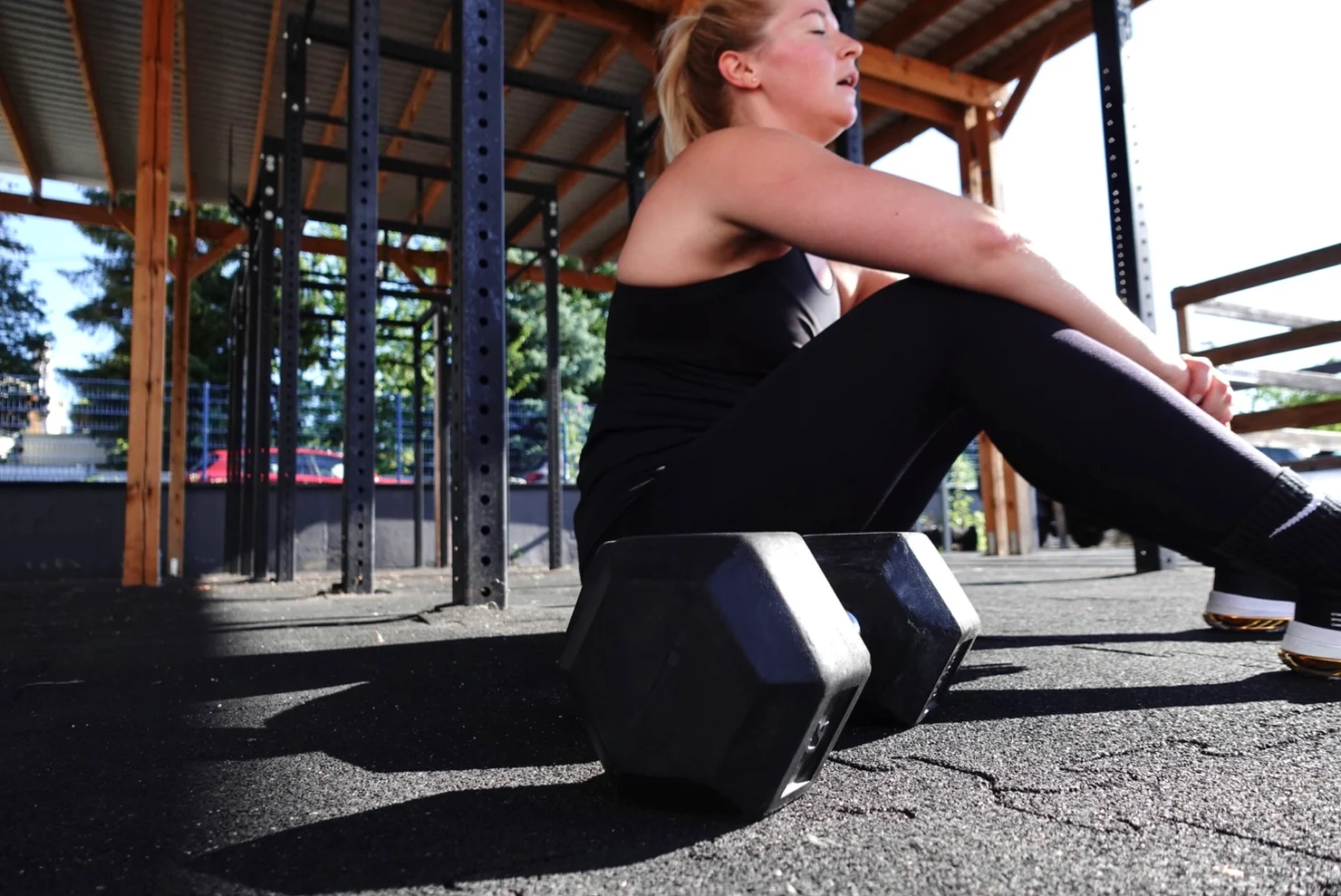 Erschöpfte Athletin nach einem Workout