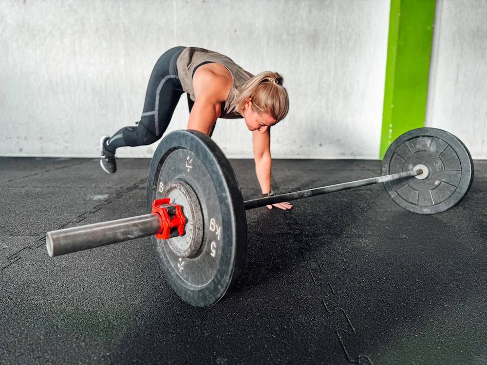 Athletin, die Burpees macht