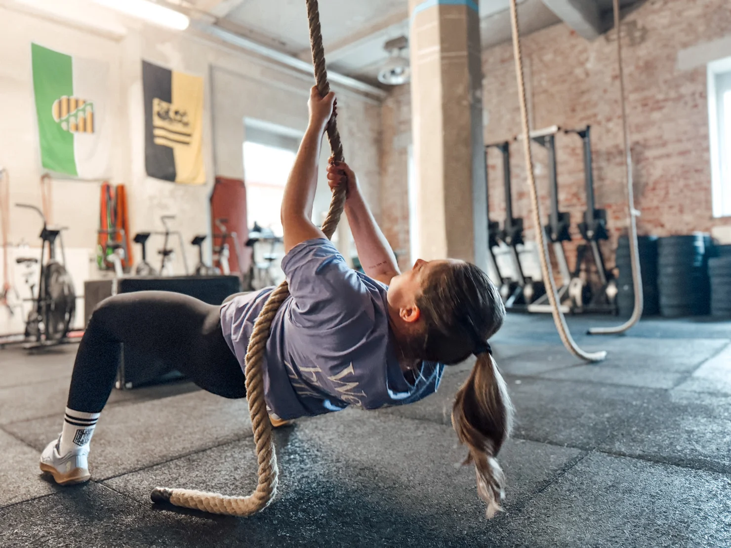 Female athlete during a rope stand-up