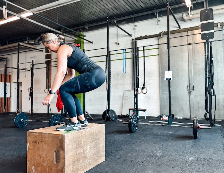 Athletin bei Box Jumps